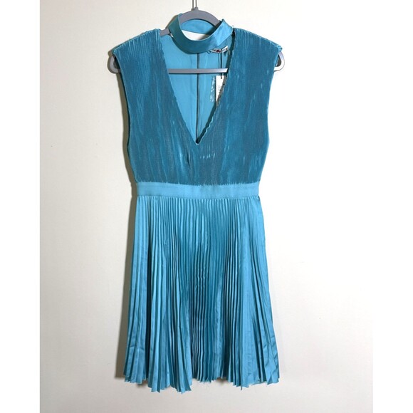 Alice + Olivia Joleen Pleated V Neck Dress Sz 6 Aqua Blue Fit & Flare (W/Flaws) - Picture 2 of 10